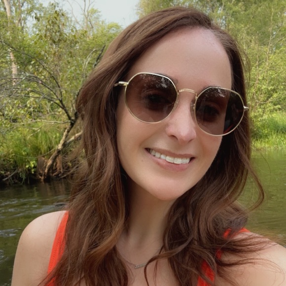 Meet your Posher, Emily - Picture 1 of 1